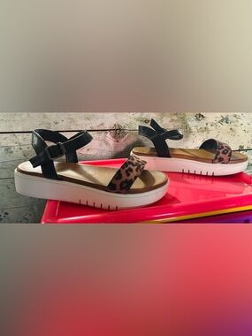 Wonder Nation Girls Sandal with Leopard Print and Black Straps Sz 3